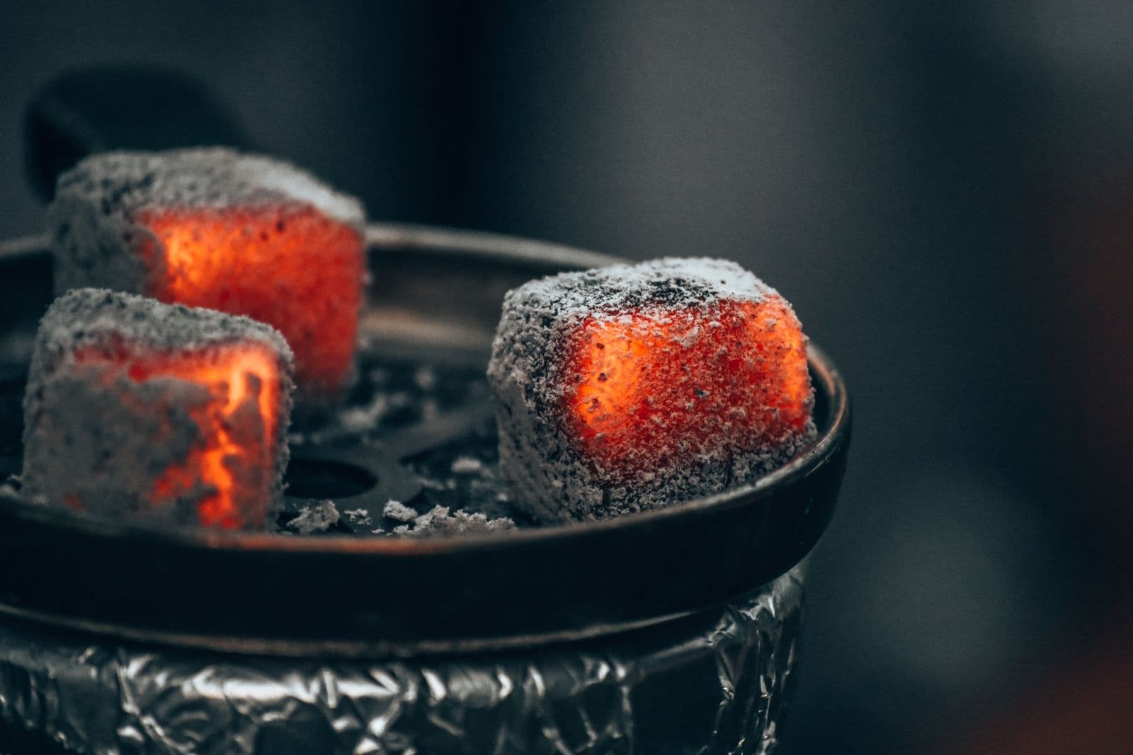 Glühende Kohlewürfel auf einem Shisha-Kopf